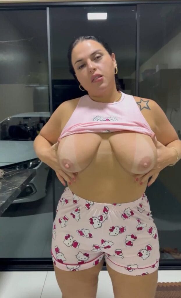Fabiany Menezes pelada exibindo o rabo grande.